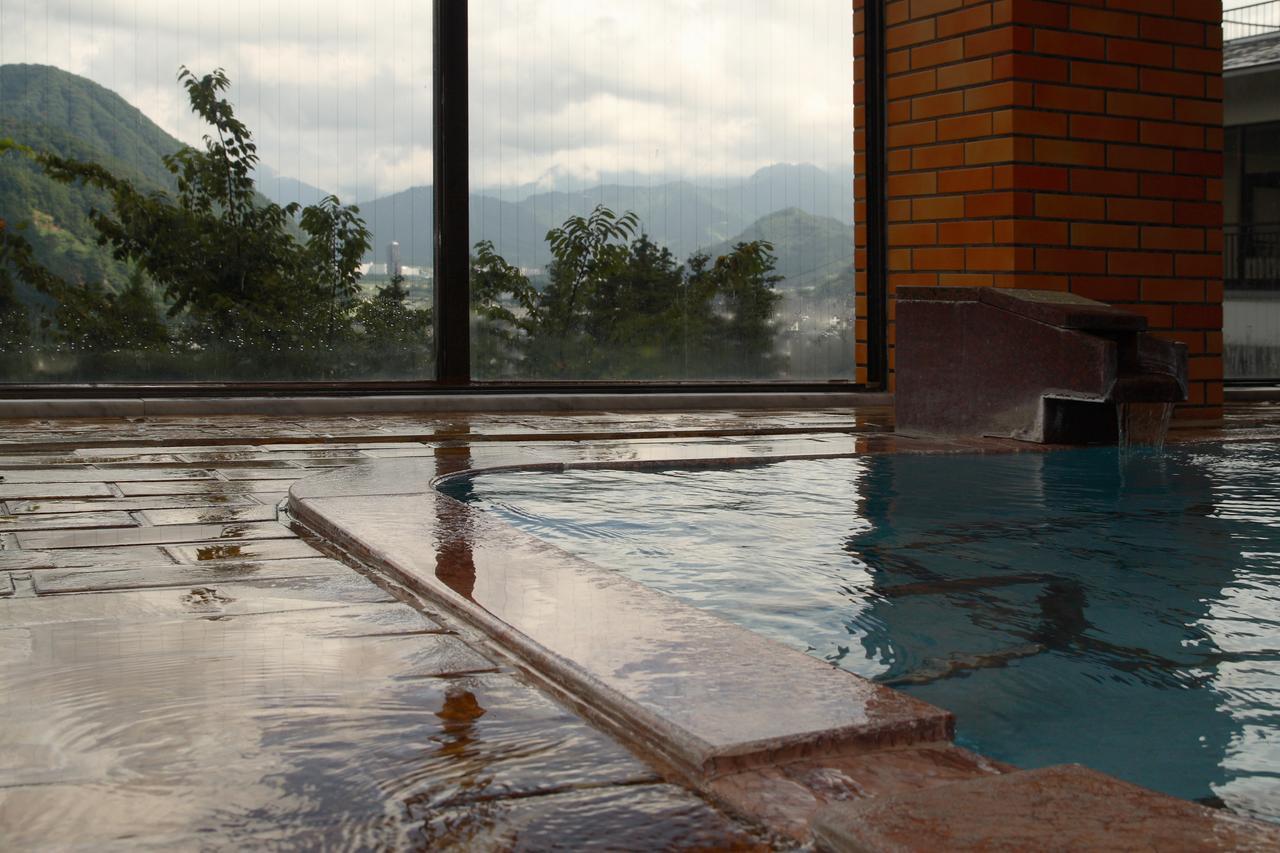 Takahan Yuzawa  Bagian luar foto